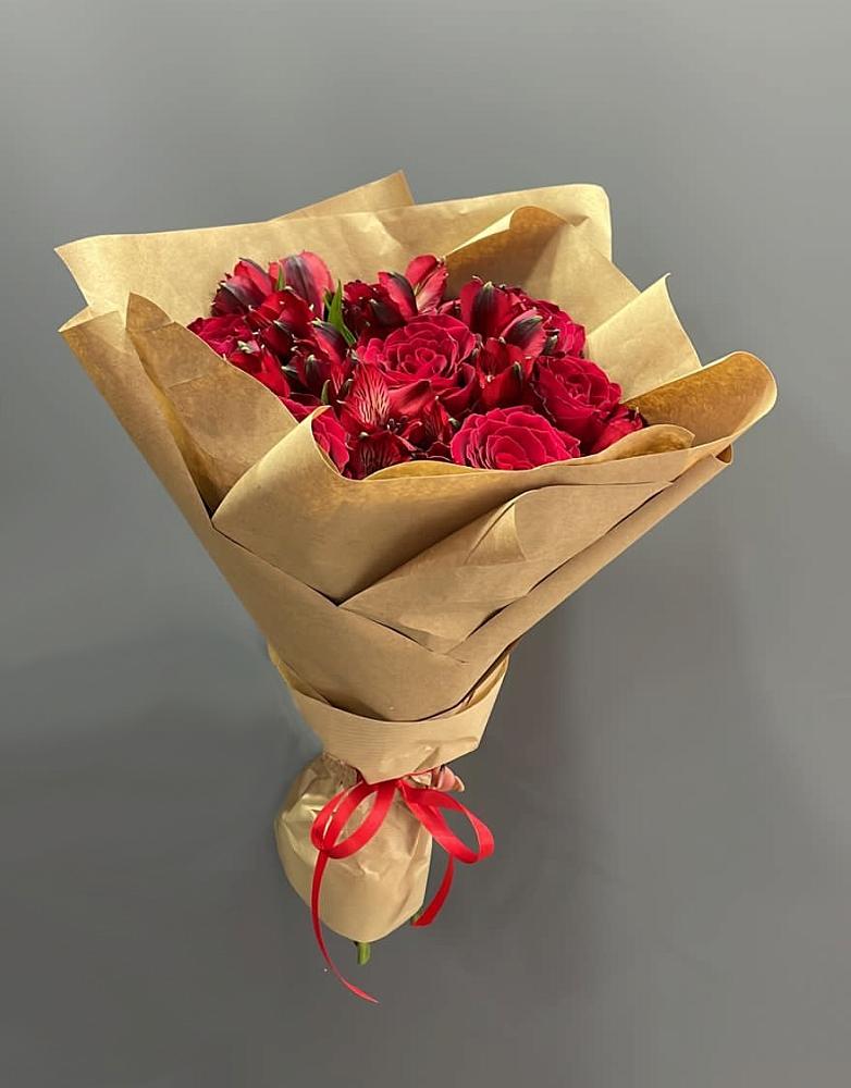 Букет цветов из: Альстромерии и Розы в Сенном