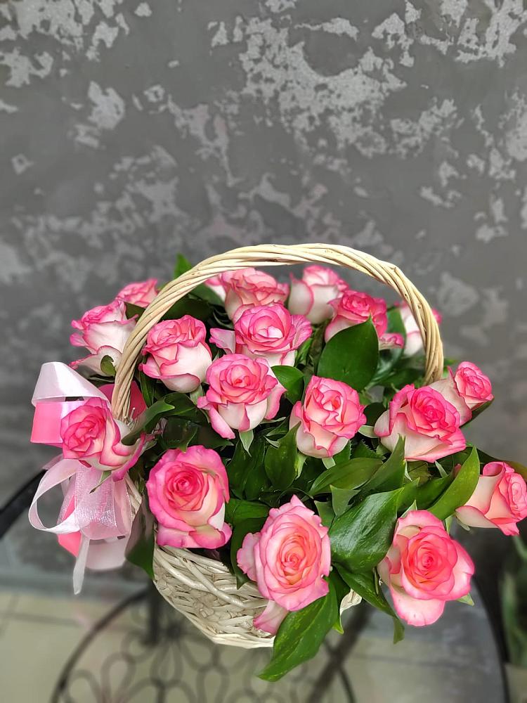 Цветочная композиция из Розы в корзине в Сенном