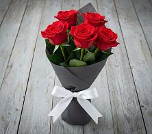 Букет 5 Красных роз Эдлесс Лав в Сенном