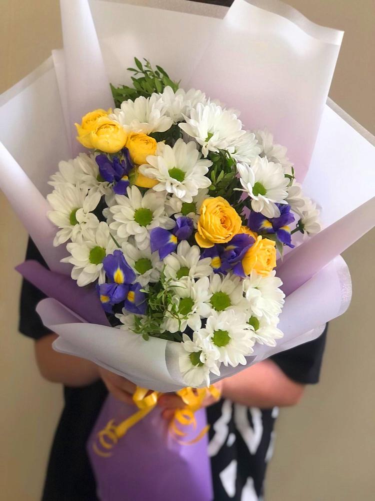Букет цветов из: Ирисы, Хризантемы и Розы в Сенном