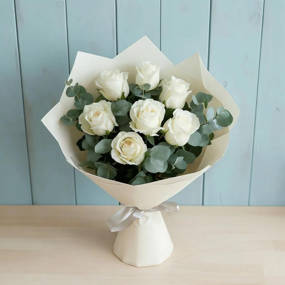 Букет Белые розы в Эвкалипте в Сенном