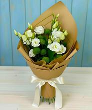 Букет цветов из:  Хризантемы и Лизиантусы в Сенном