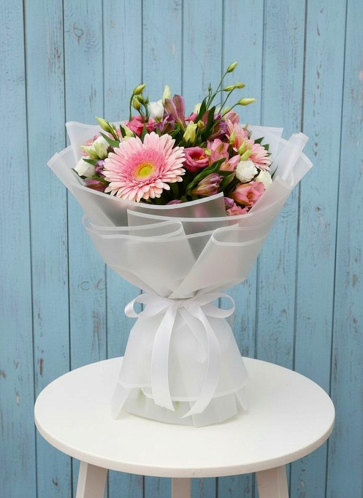 Букет цветов из: Герберы, Альстромерии и Лизиантусы в Сенном