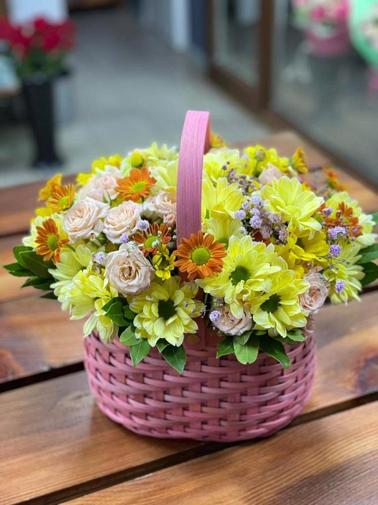 Цветочная композиция из Хризантемы и Розы в корзине в Сенном