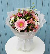 Букет цветов из:  Герберы, Альстромерии и Лизиантусы в Сенном