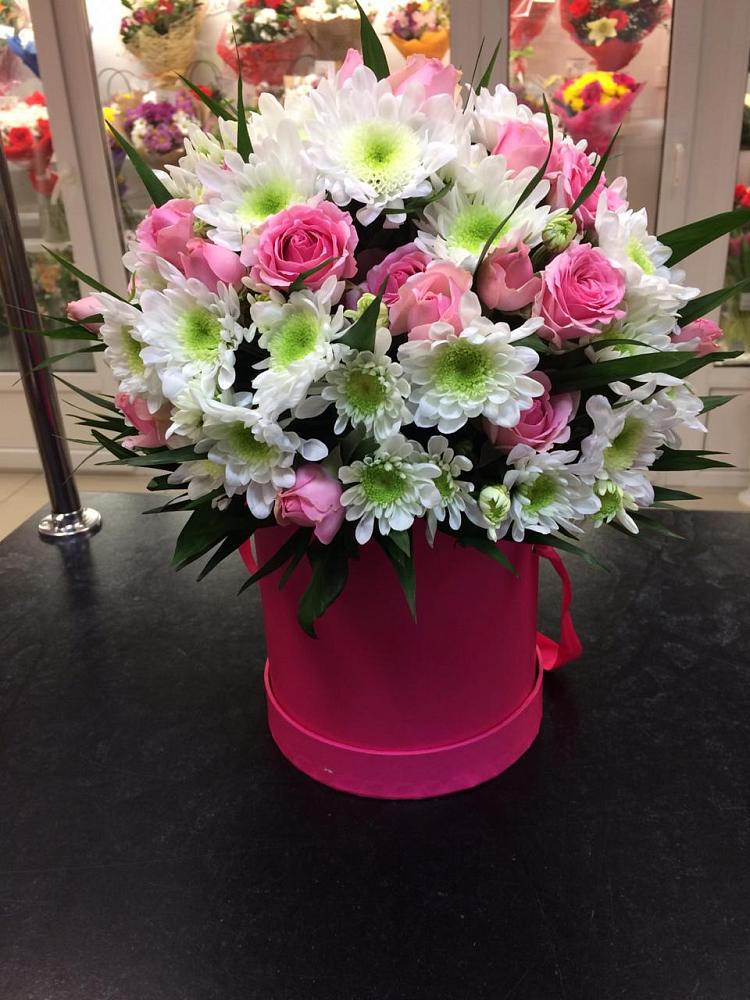 Цветочная композиция из Розы и Хризантемы в шляпной коробке в Сенном