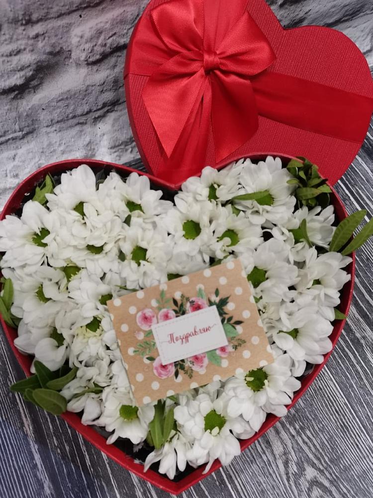 Цветочная композиция из Хризантемы в виде сердца в Сенном