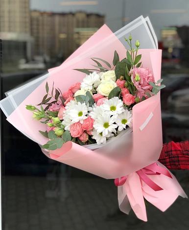 Букет цветов из: Розы, Лизиантусы и Хризантемы в Сенном