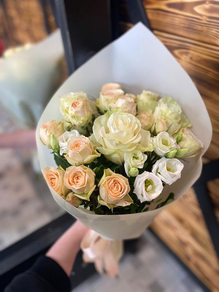 Букет цветов из: Розы и Лизиантусы в Сенном